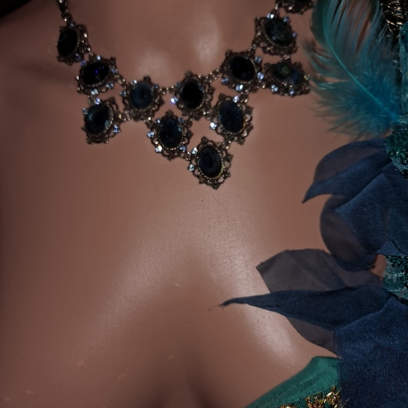 Jewelry - Blue Rhinestone statement necklace